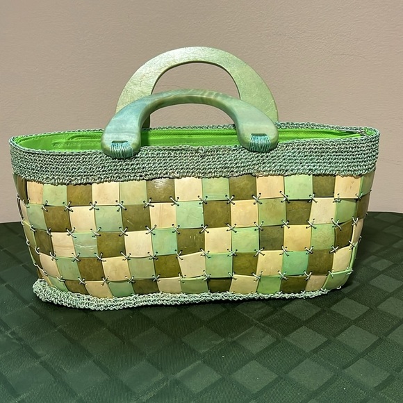 Vintage Green Basket Weave Style Bag with wooden handles & crochet top and base - Picture 8 of 8